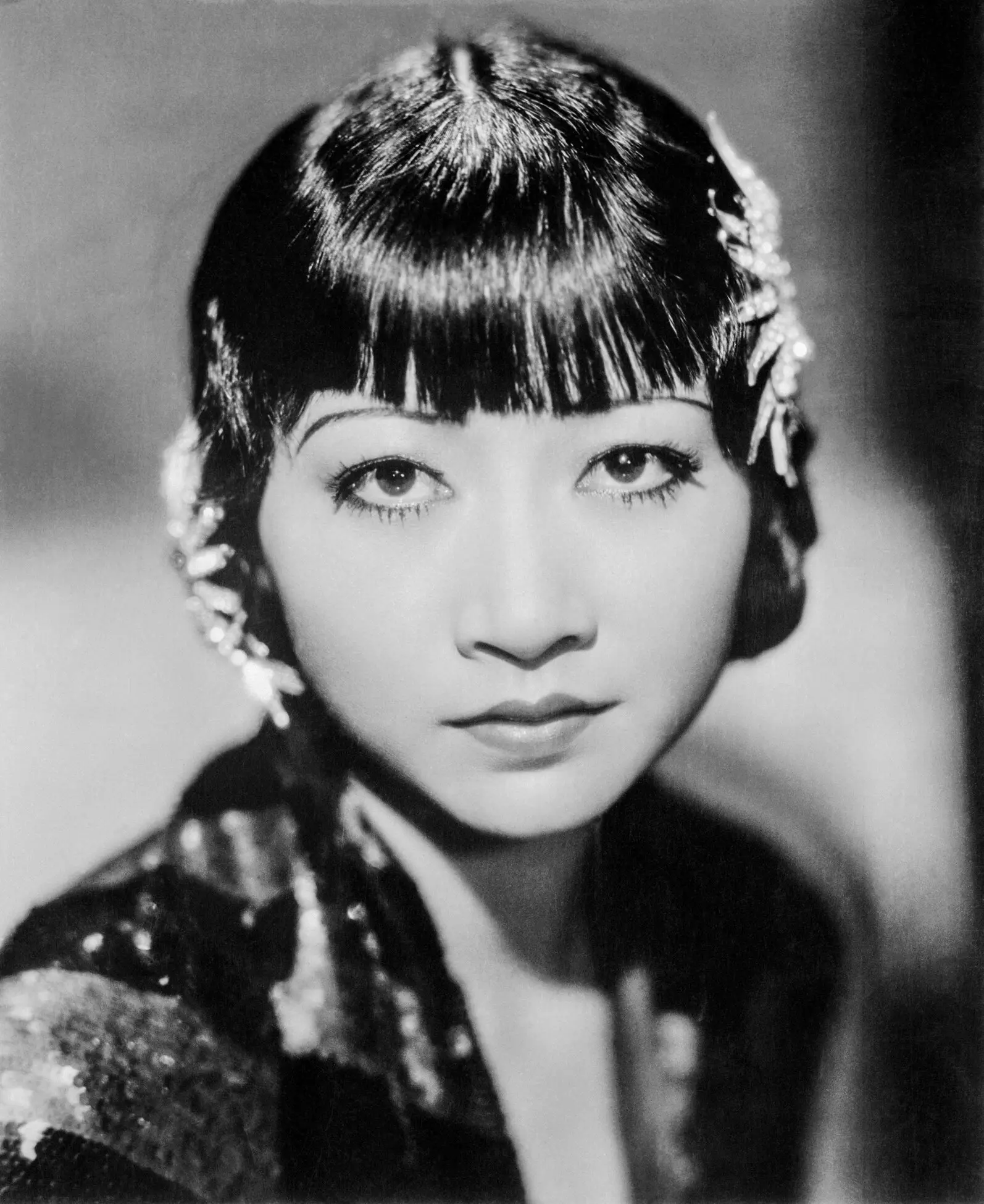 Photo portrait of Anna May Wong.